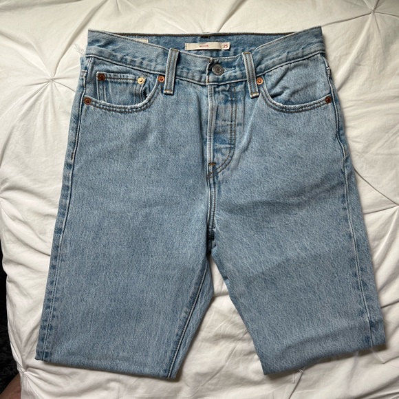 [SOLD] Levi’s Wedgie Straight High-Rise Lightwash Jean - Picture 3 of 12